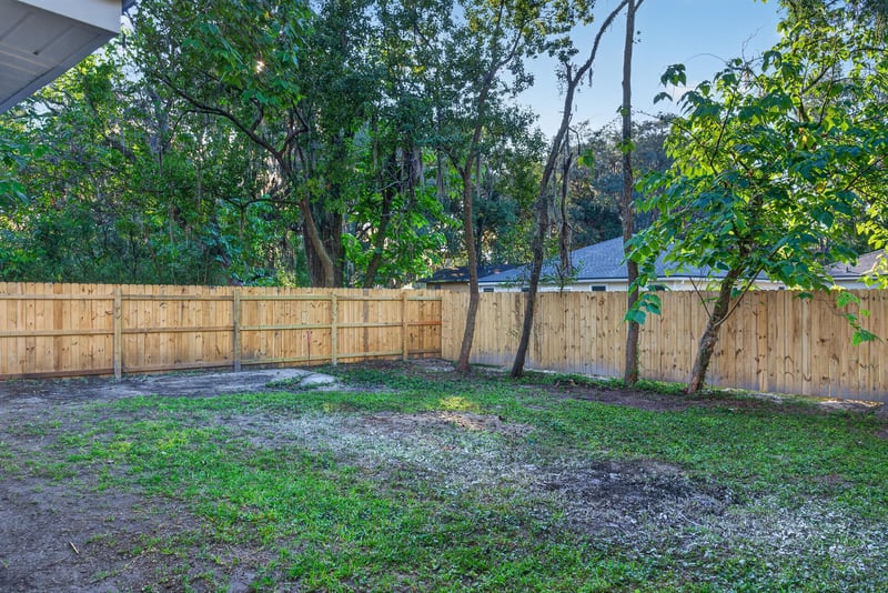 Fenced backyard, photographed by Megapixeler on Susie St, Jacksonville