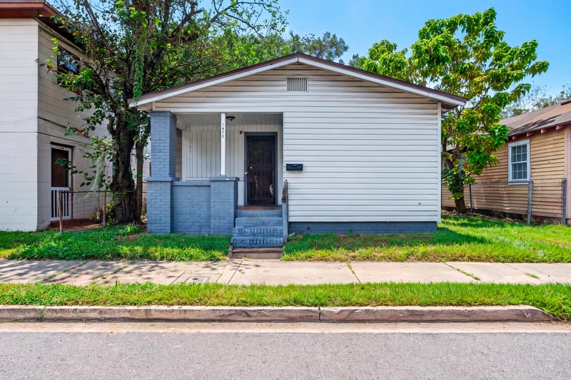 Front exterior with porch and front yard at 1473 State St W, Jacksonville, FL 32209