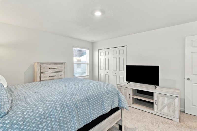 Bedroom with dresser and TV, photographed by Megapixeler on Haymon Ave, Jacksonville