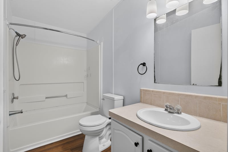 Bathroom with tub-shower combo at 3215 Robin Ln, Middleburg, FL