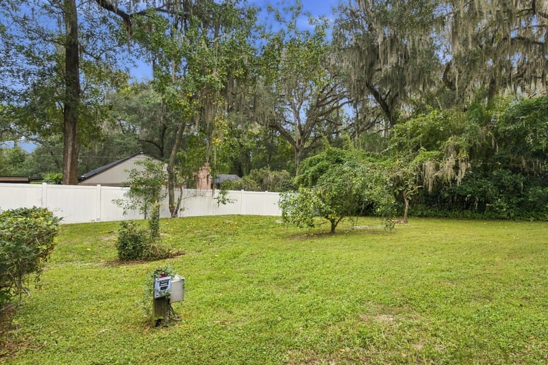 Backyard, photographed by Megapixeler on Hyde Grove Ave, Jacksonville