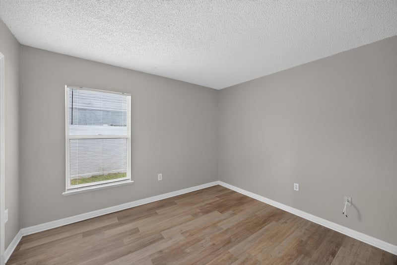 Second bathroom with tub-shower combo at 1845 Saga Ct, Middleburg, FL