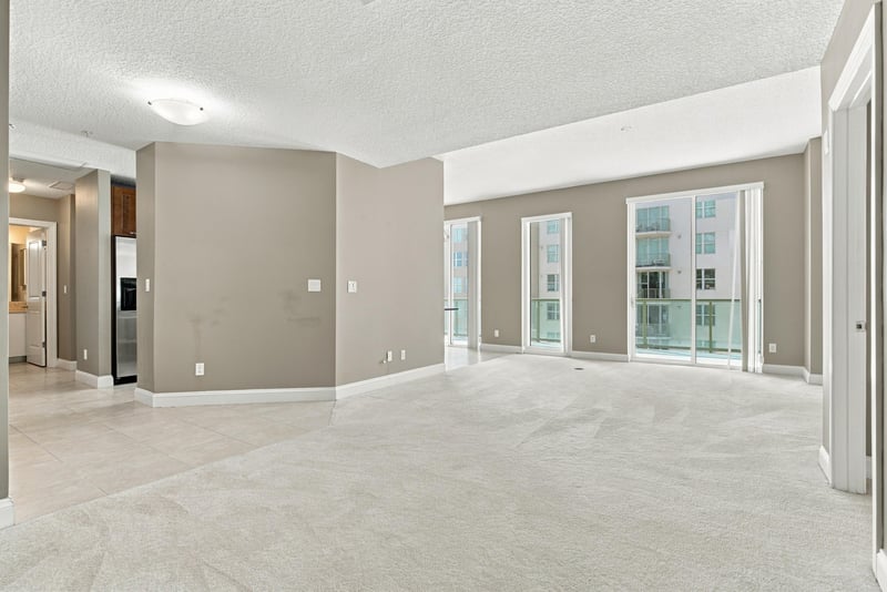 Open room with floor-to-ceiling windows, photographed by Megapixeler on Riverplace Blvd, Jacksonville