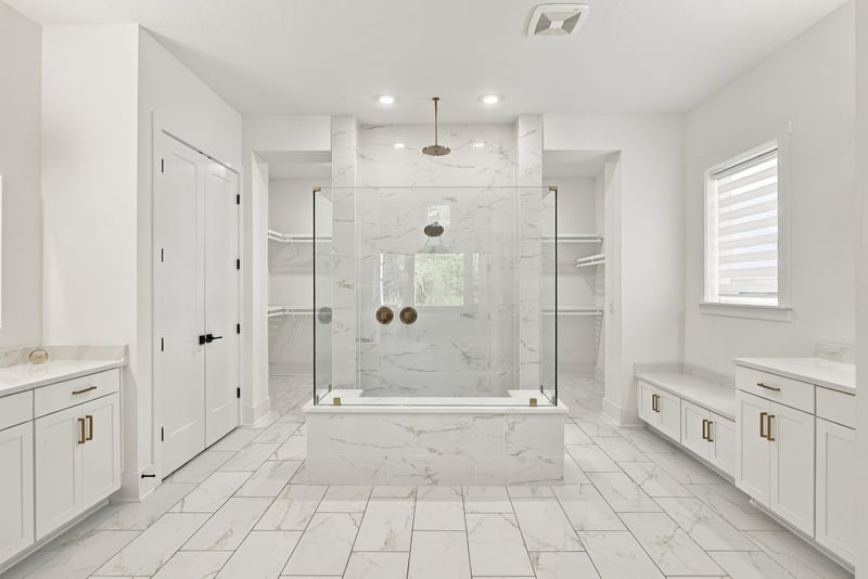 Primary bath with dual vanities and soaking tub at 907 Seagrove Dr, Ponte Vedra Beach, FL 32081