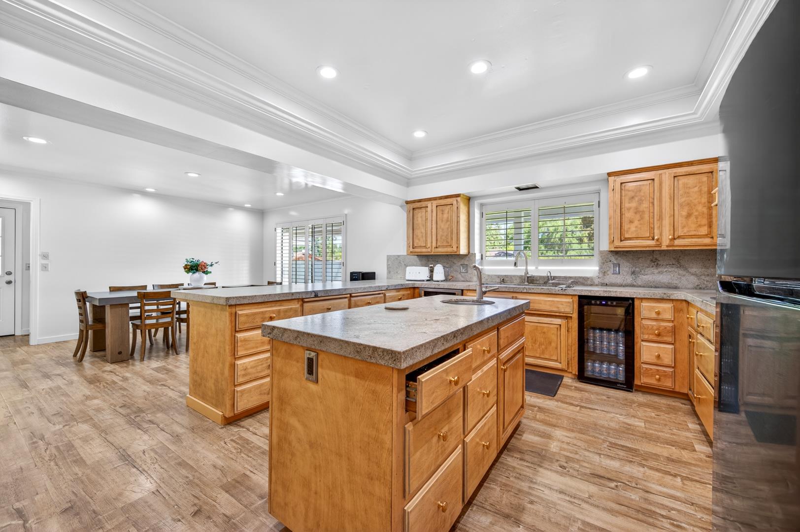 5261 N Van Ness Blvd, photo 31