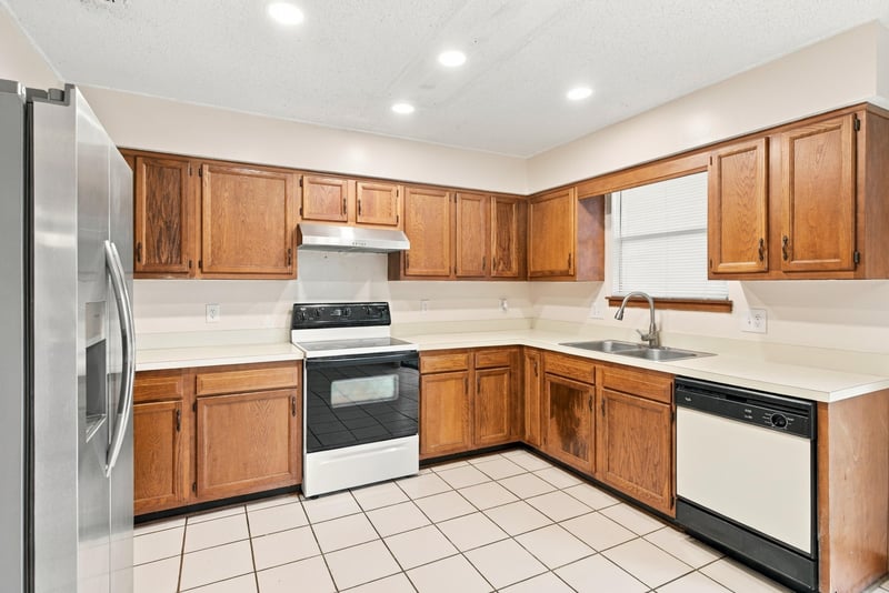 Kitchen range and cabinetry, photographed by Megapixeler on Blue Teal Ct, Jacksonville