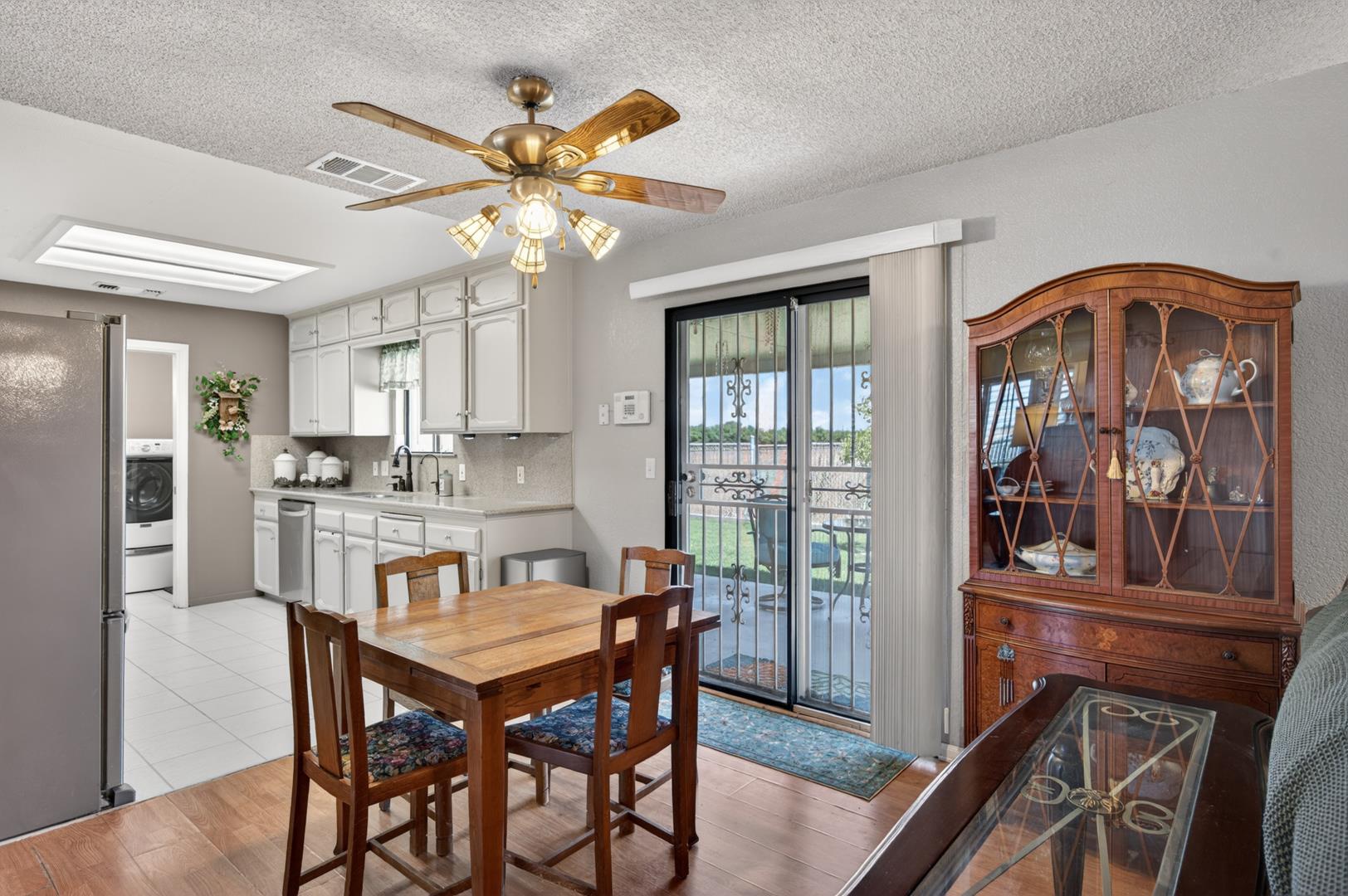 686 N Hayes Ave, photo 26