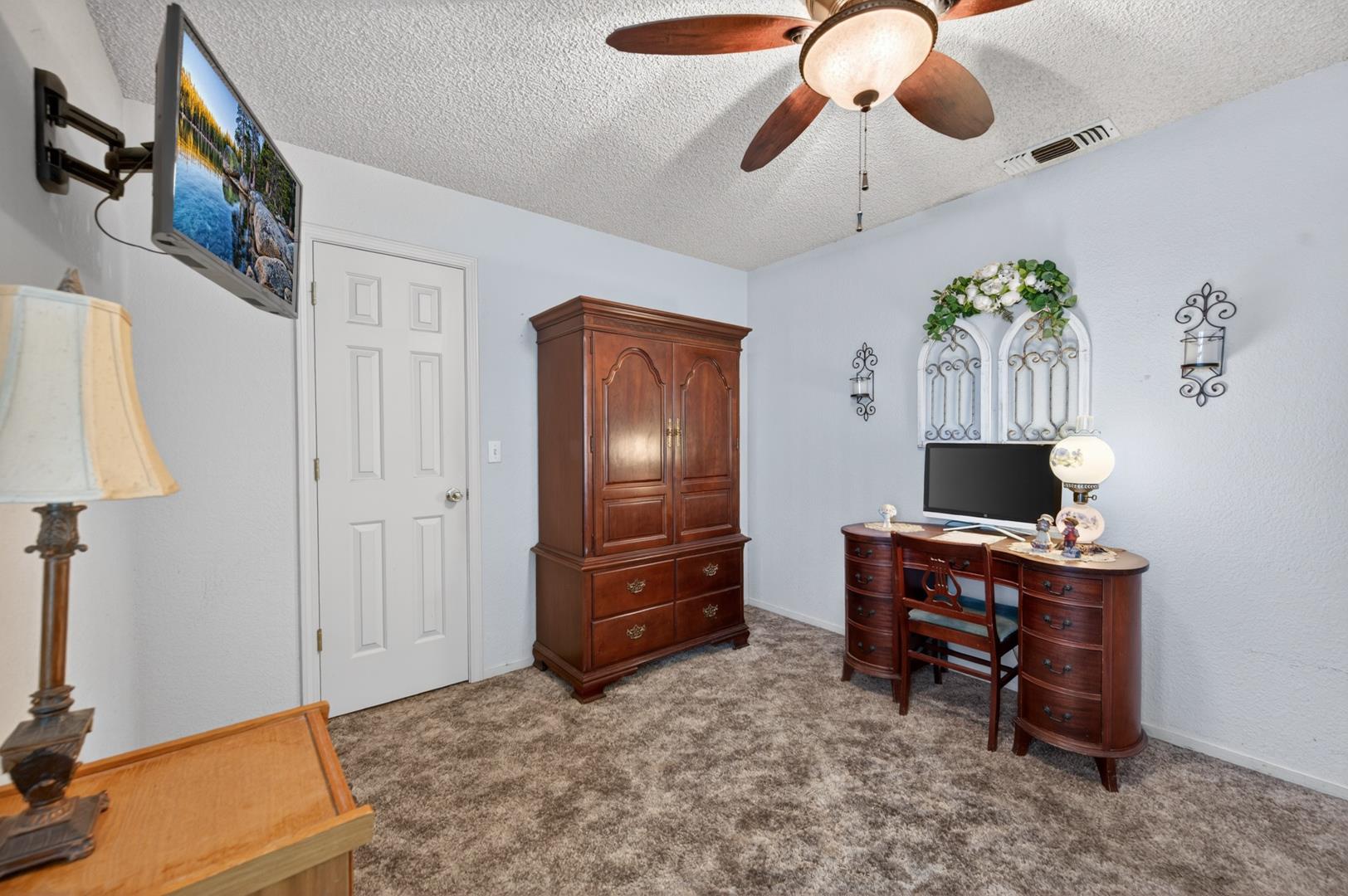 686 N Hayes Ave, photo 36