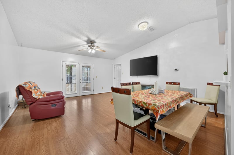 yirayma 84 RB at 7613 Chelmsford Dr, Jacksonville, FL 32244