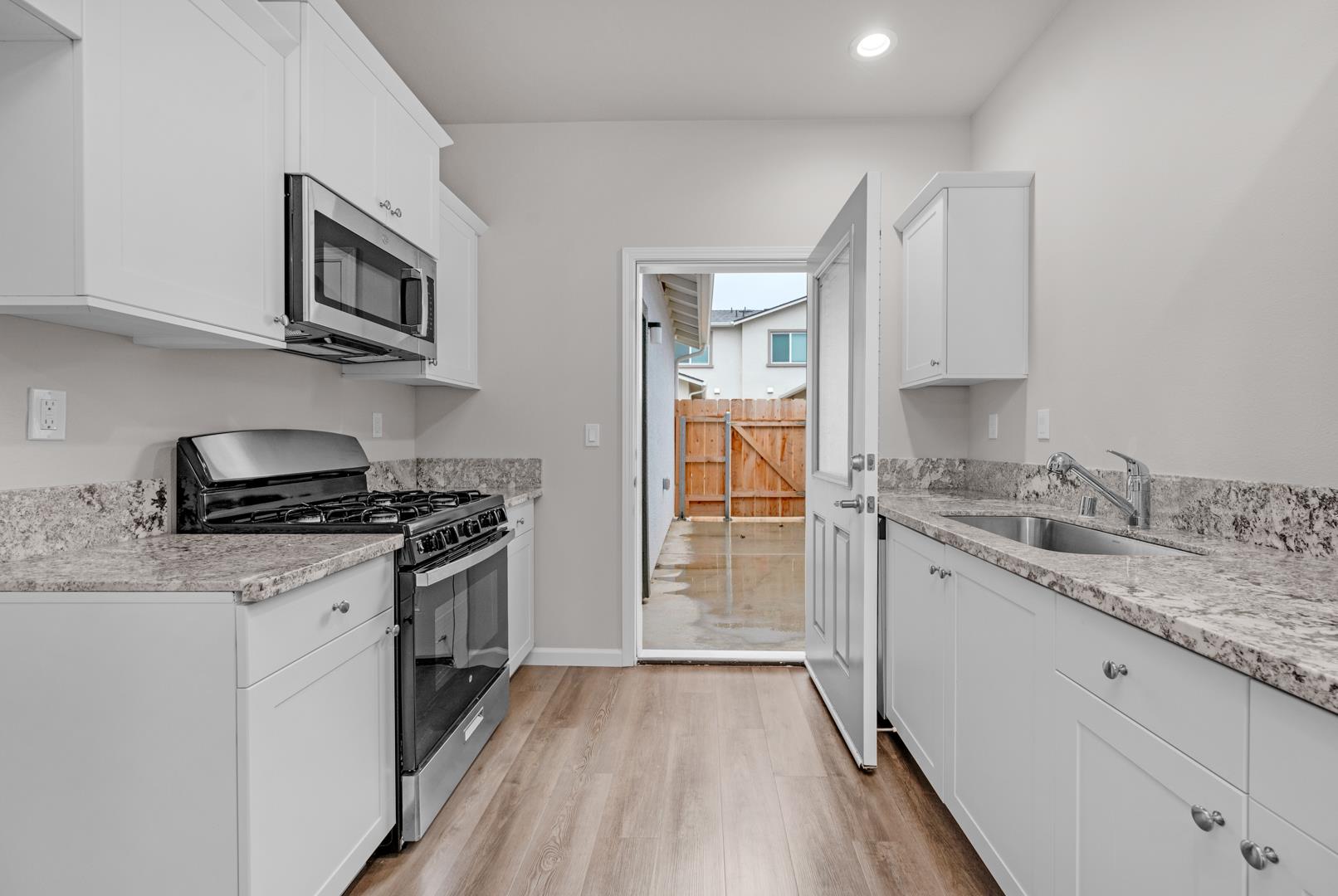 410 S Summit St, photo 16
