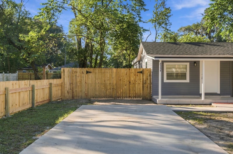 Front exterior and driveway, photographed by Megapixeler on Susie St, Jacksonville