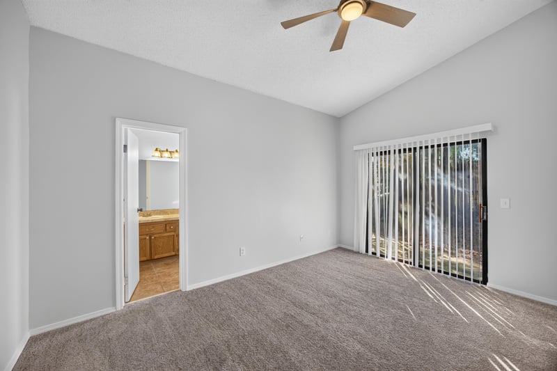 Bedroom near bathroom doorway, photographed by Megapixeler on Apple Oak Ct, Jacksonville