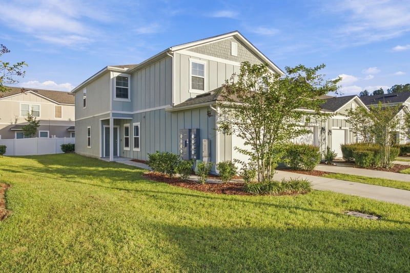 Front exterior angled view, photographed by Megapixeler on Haymon Ave, Jacksonville