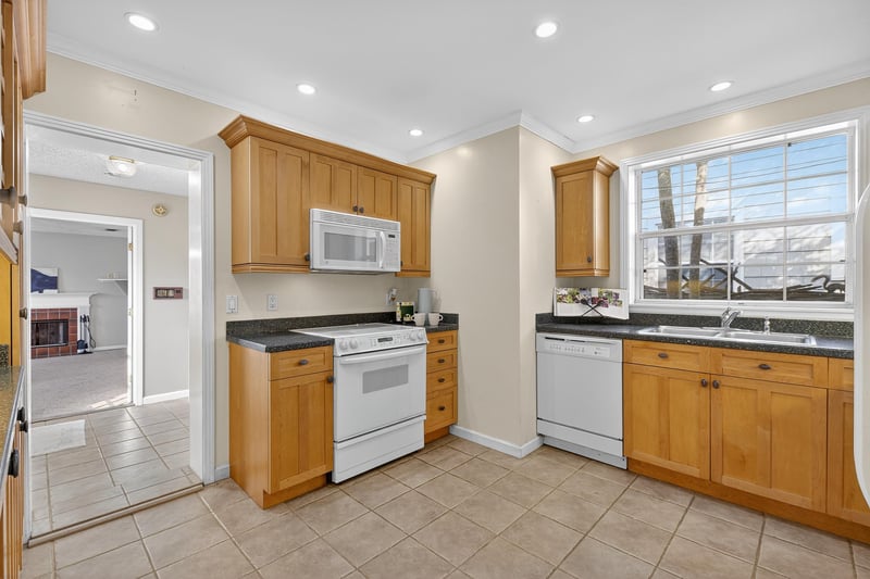 Photo 17 of 1425 Pinetree Rd, Jacksonville, FL 32207, photographed by Megapixeler
