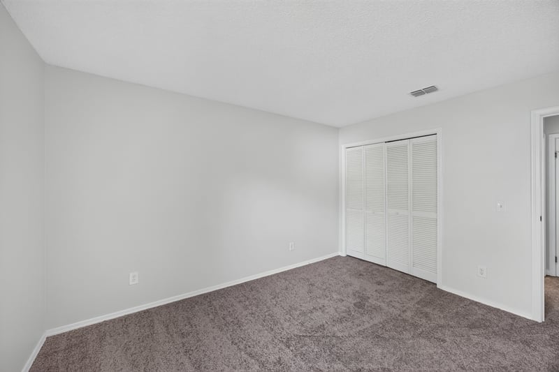 Carpeted bedroom view, photographed by Megapixeler on Apple Oak Ct, Jacksonville
