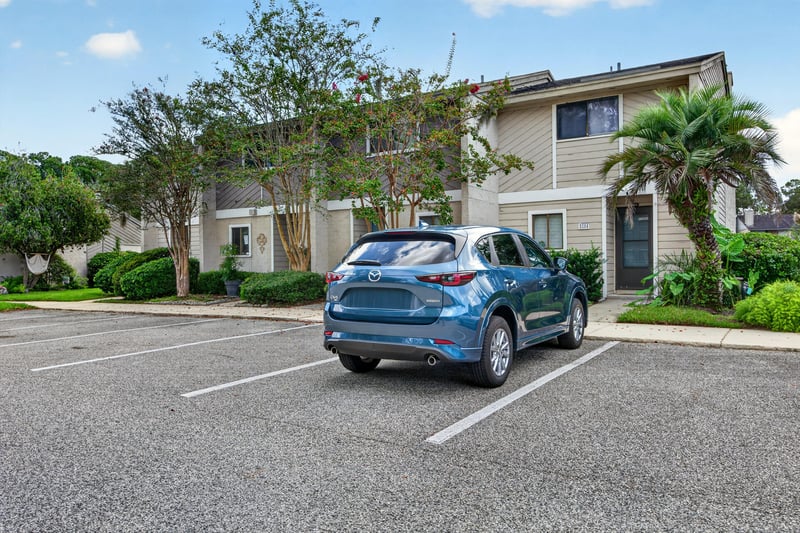 Building exterior with palm tree and parking at 3801 Crown Point Rd, Jacksonville, FL 32257
