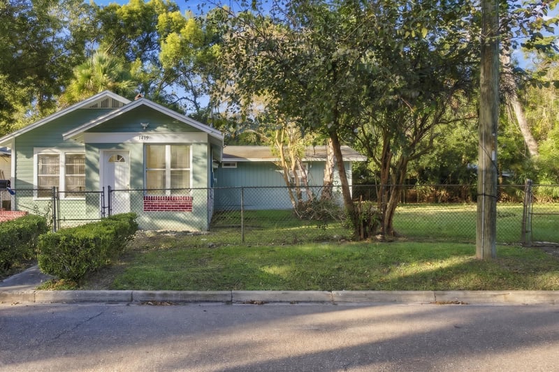 Front facade framed by shade trees, photographed by Megapixeler on W 24th St, Jacksonville