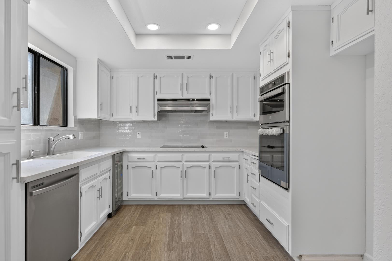 1657 Willow Ave, photo 32