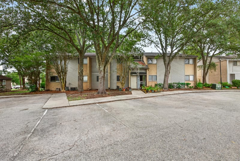 Condo building exterior with parking lot in Jacksonville, FL