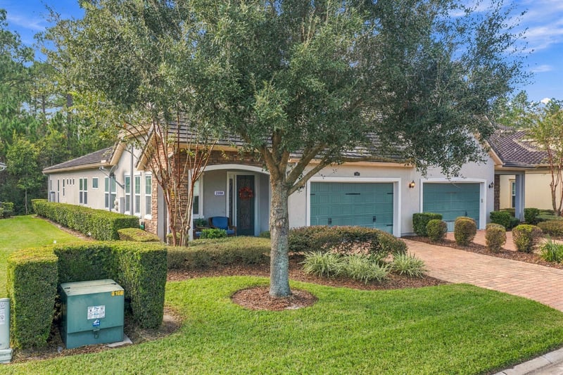 Front exterior with mailbox and lawn, photographed by Megapixeler on Lucena Ln, Jacksonville, FL