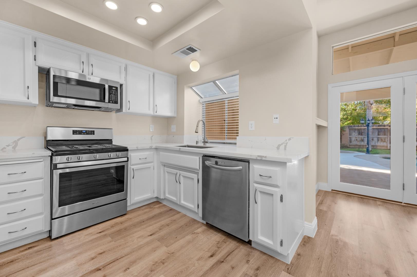 950 N Bush Ave, photo 8
