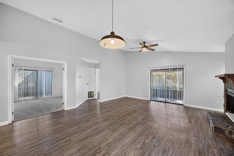 Open living area with wood flooring, photographed by Megapixeler on Apple Oak Ct, Jacksonville