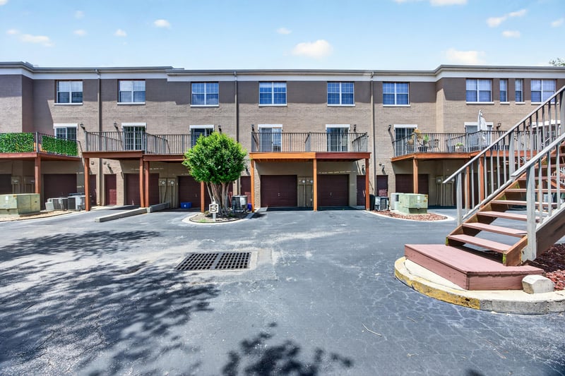Townhome building row and parking lot in Jacksonville, FL