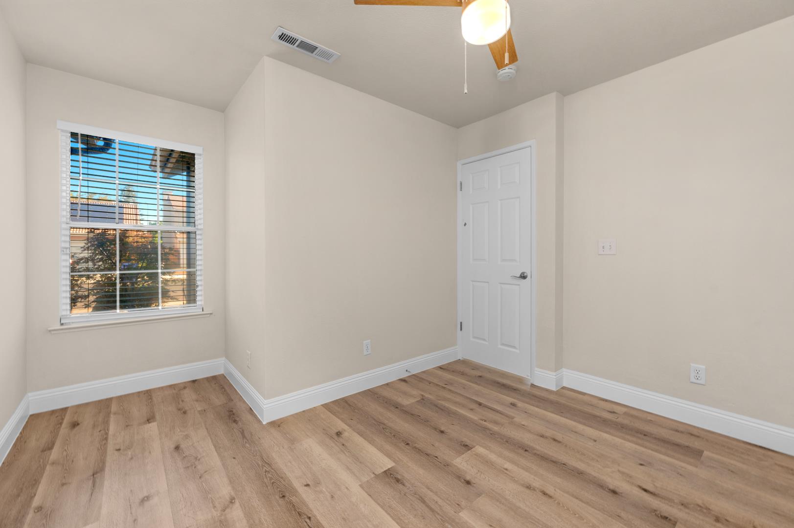 950 N Bush Ave, photo 18