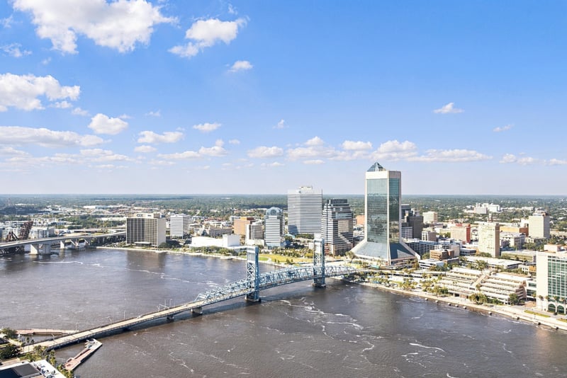 Aerial view over the St. Johns River toward downtown, photographed by Megapixeler on Riverplace Blvd, Jacksonville