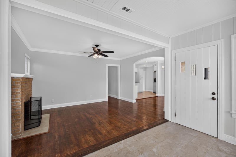 Living room with hardwood floors, ceiling fan and arched doorway at 316 W 41st St, Jacksonville, FL 32206