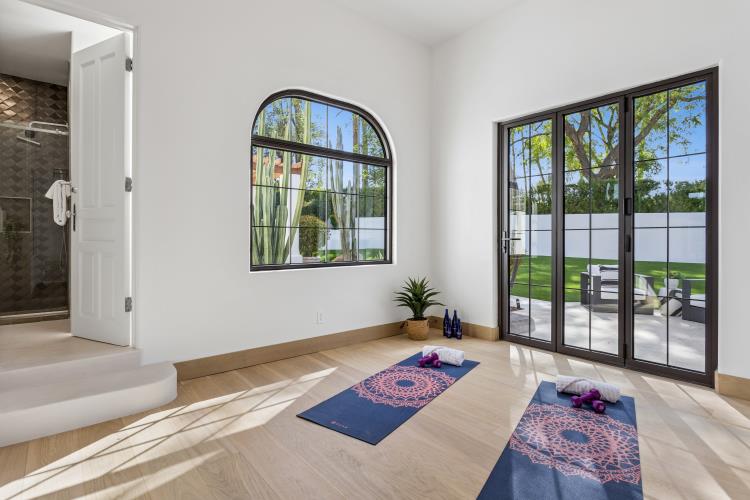 Casita with steel-framed doors to the garden, Paradise Valley