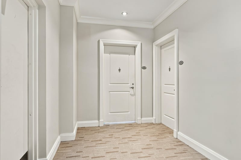 Unit entry hallway with multiple doors, photographed by Megapixeler on Riverplace Blvd, Jacksonville