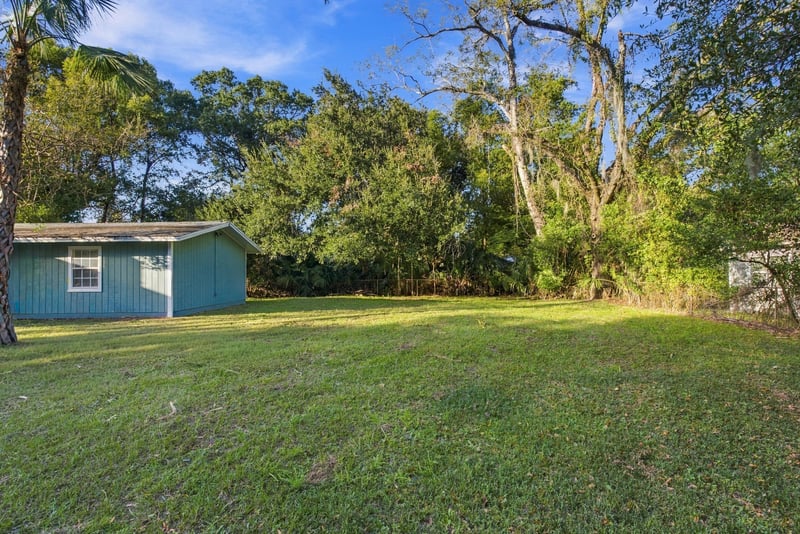 Side yard exterior view, photographed by Megapixeler on W 24th St, Jacksonville