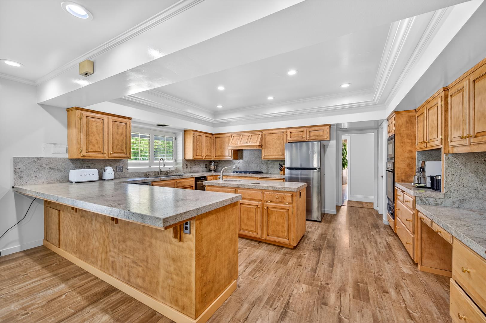 5261 N Van Ness Blvd, photo 34