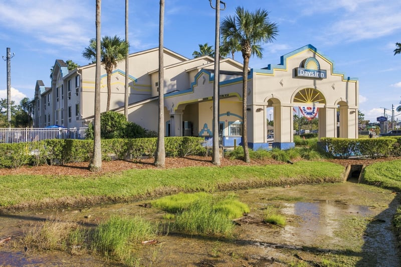 Exterior building view, photographed by Megapixeler on Eldridge Loop, Orange Park