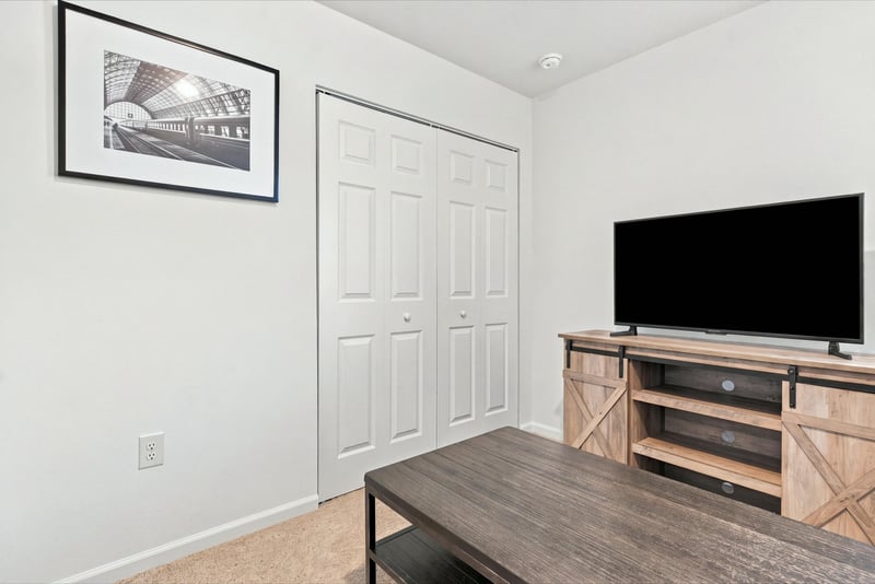 Bonus room with TV and closet, photographed by Megapixeler on Haymon Ave, Jacksonville
