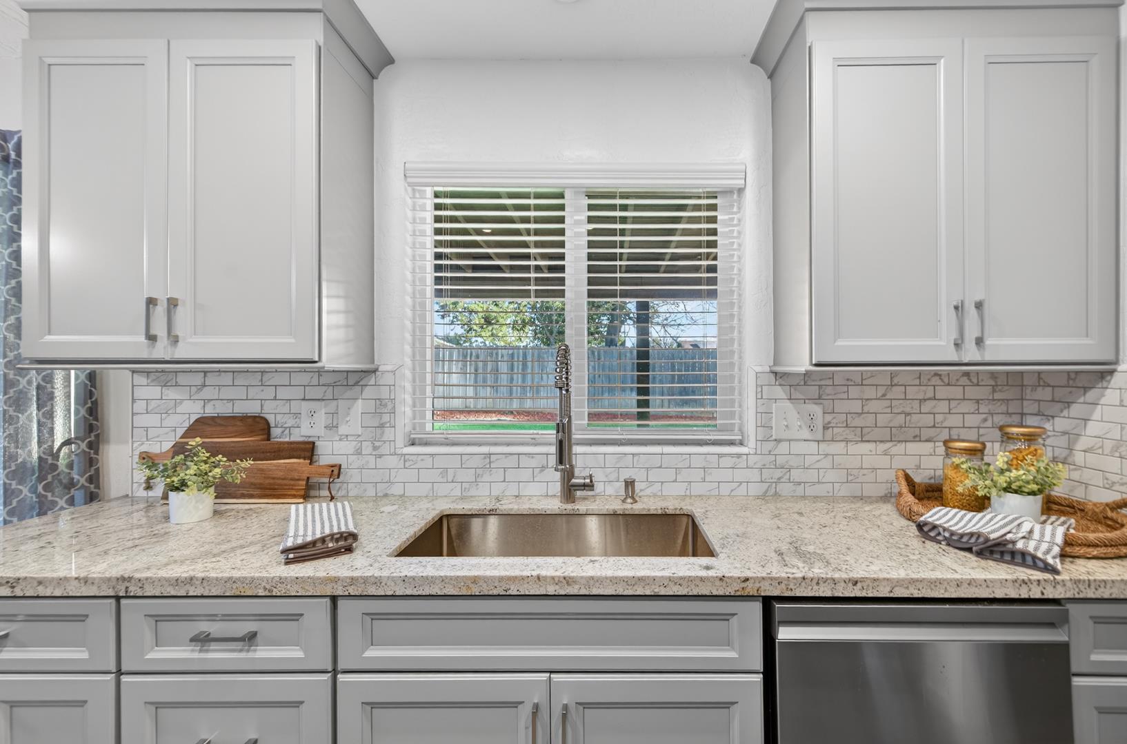 1235 W Dyer Ave, photo 23