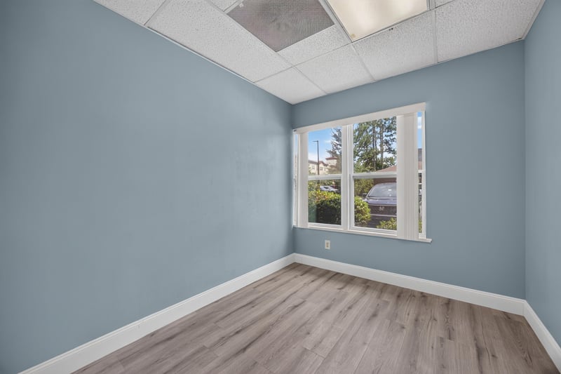 Corner room with window and wood-look flooring at 1543 Kingsley Ave #19, Orange Park, FL 32073