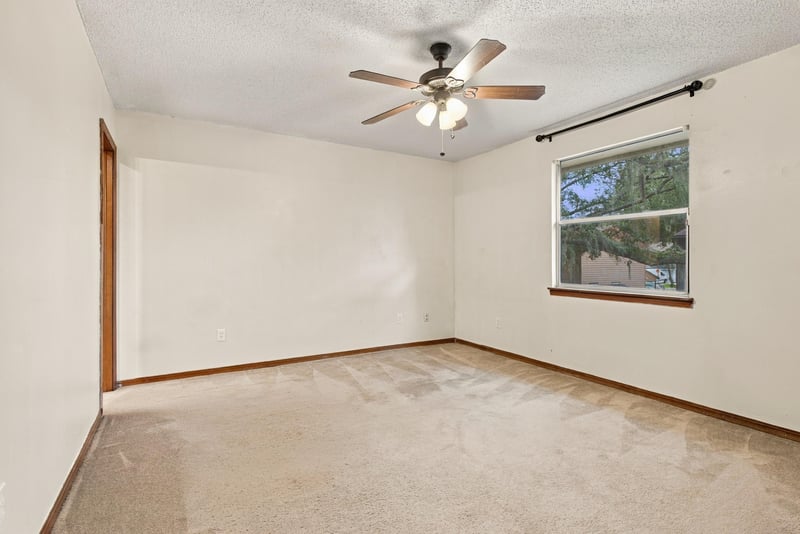Bedroom with ceiling fan and window, photographed by Megapixeler on Blue Teal Ct, Jacksonville