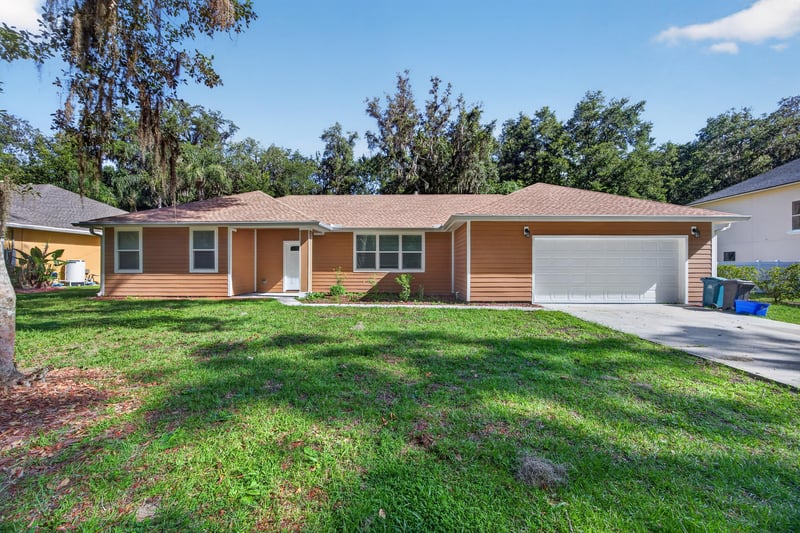 Front exterior view of driveway and garage doors at 1012 Fruit Cove Rd, Jacksonville, FL 32259