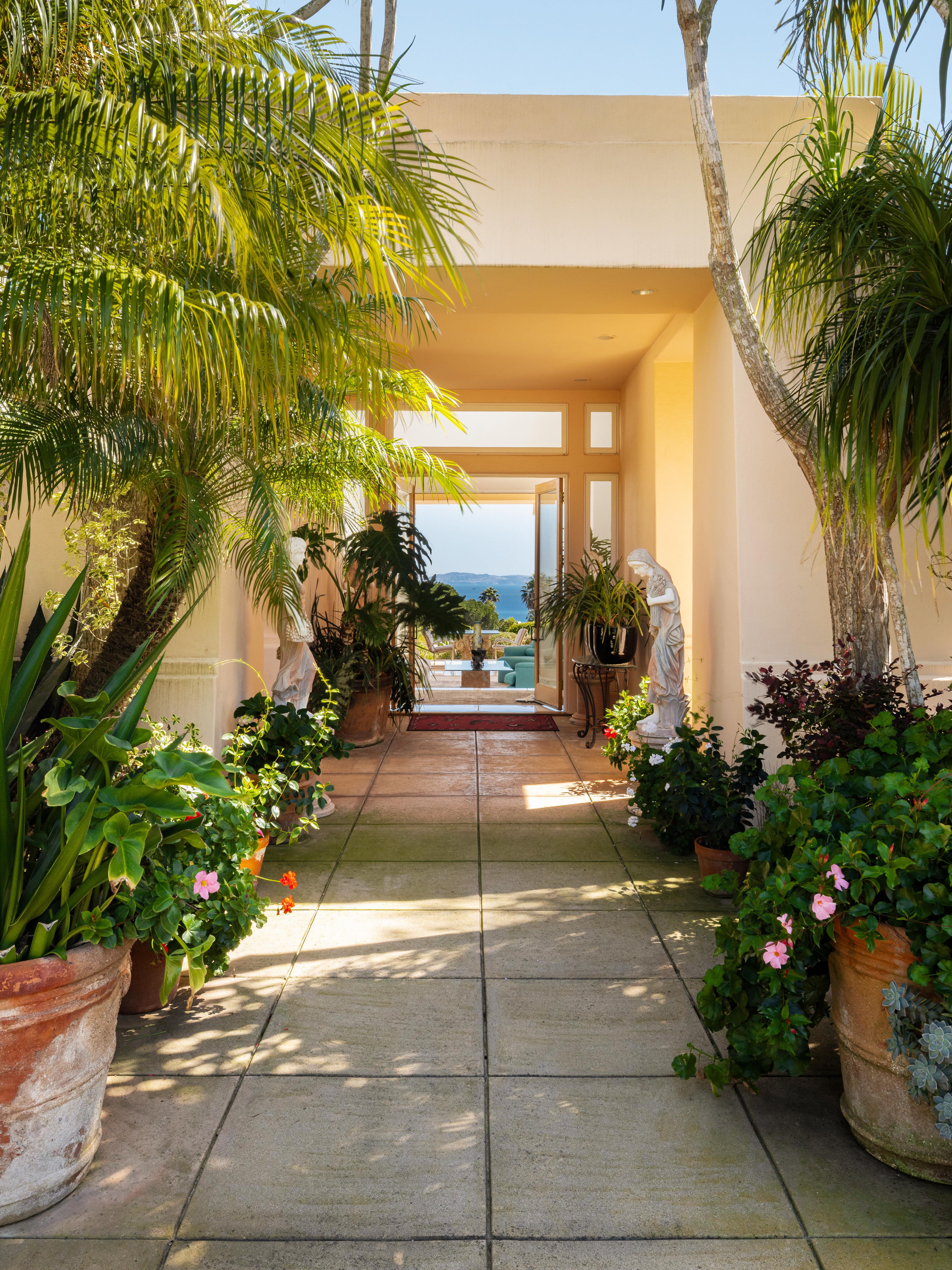 Professional real estate photography of 11 Hunt Drive Santa Barbara CA — 70-photo GTS Package by VirTour Media