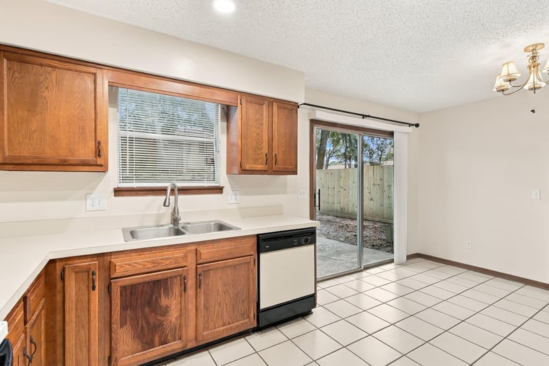 Kitchen sink area with window, photographed by Megapixeler on Blue Teal Ct, Jacksonville