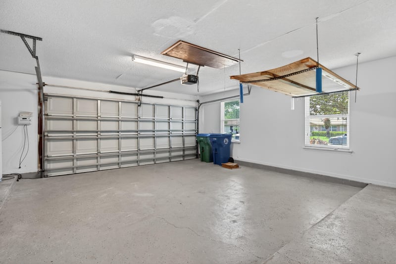 Garage at 622 Valley Forge Rd N, Neptune Beach, FL 32266