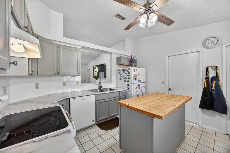 Photo 11 of 7613 Chelmsford Dr, Jacksonville, FL 32244, photographed by Megapixeler