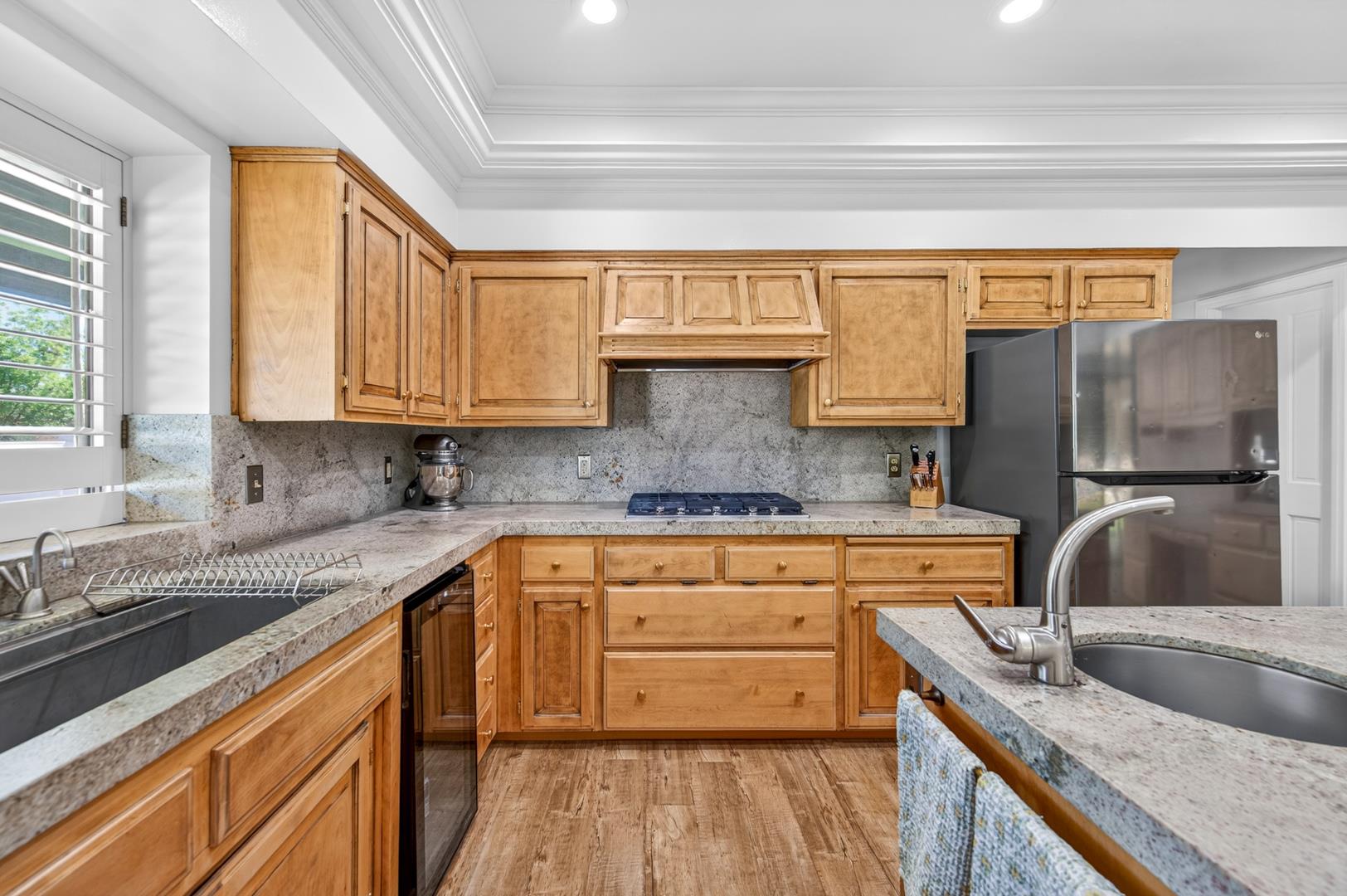 5261 N Van Ness Blvd, photo 36