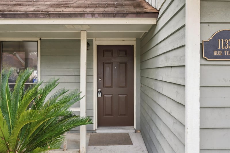 Front door and porch detail, photographed by Megapixeler on Blue Teal Ct, Jacksonville