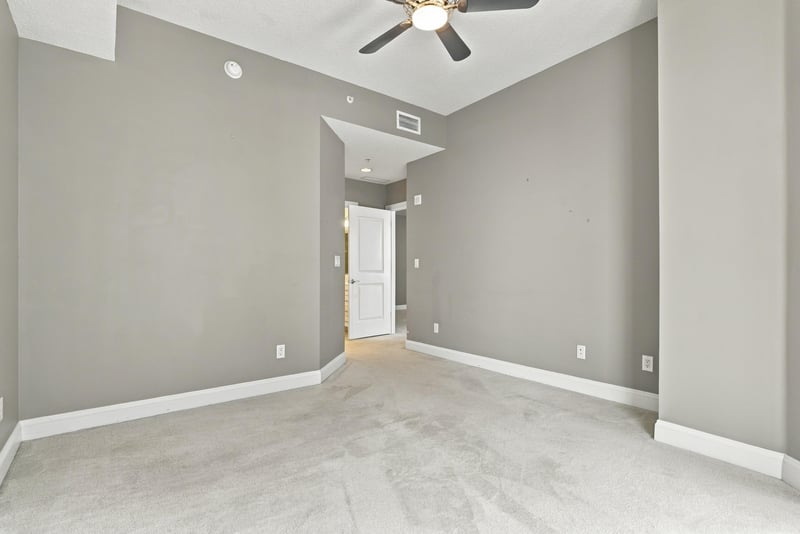 Open room with ceiling fan and doorway, photographed by Megapixeler on Riverplace Blvd, Jacksonville