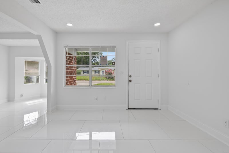 Photo 8 of 7028 Lincoln Cir W, Jacksonville, FL 32209, photographed by Megapixeler