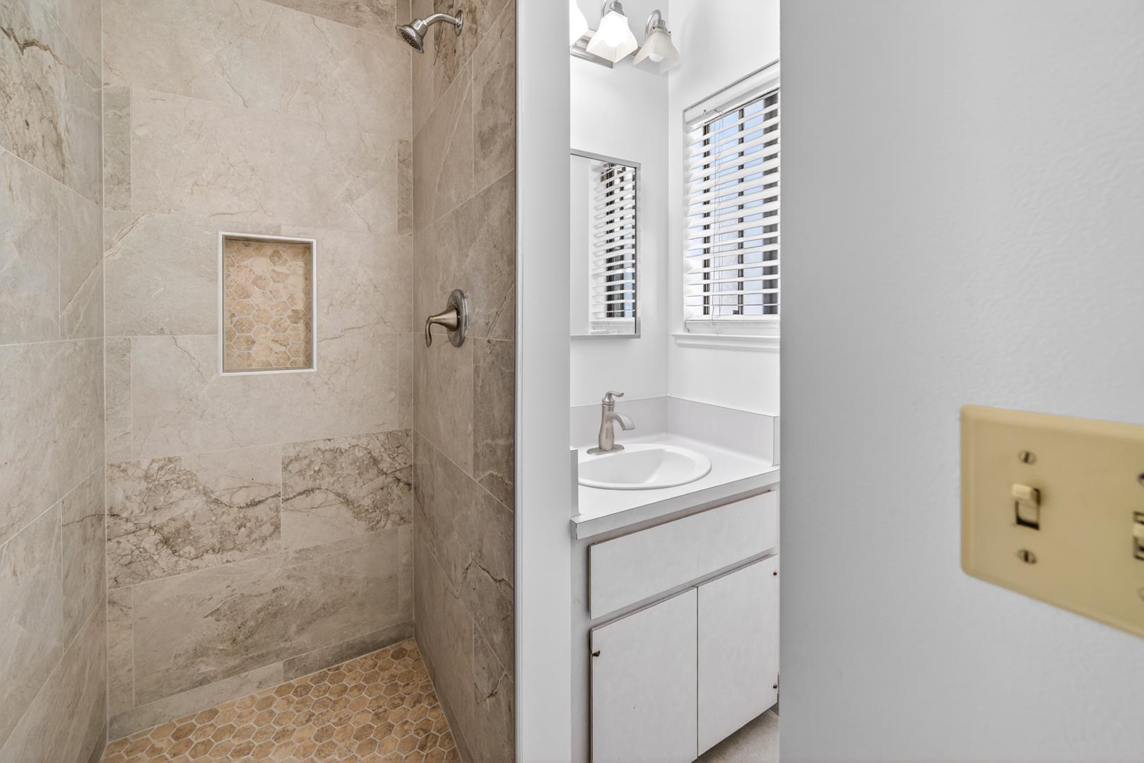 5261 N Van Ness Blvd, photo 46