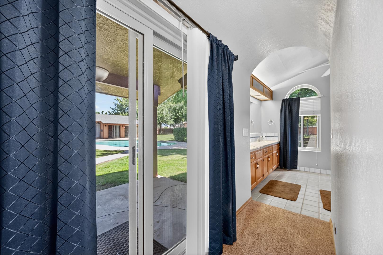 1185 N Locan Ave, photo 63